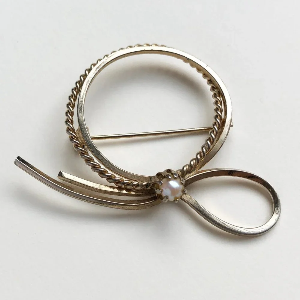 Elegant round brooch for women, pearl bow lapel brooch